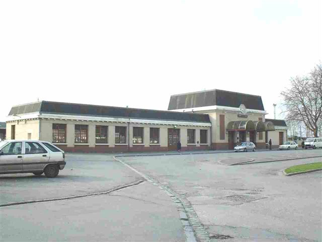 Tergnier - Aisne - La gare ct quais, dans les annes 60. En 1988, le clocheton a t dpos et la toiture modifie.